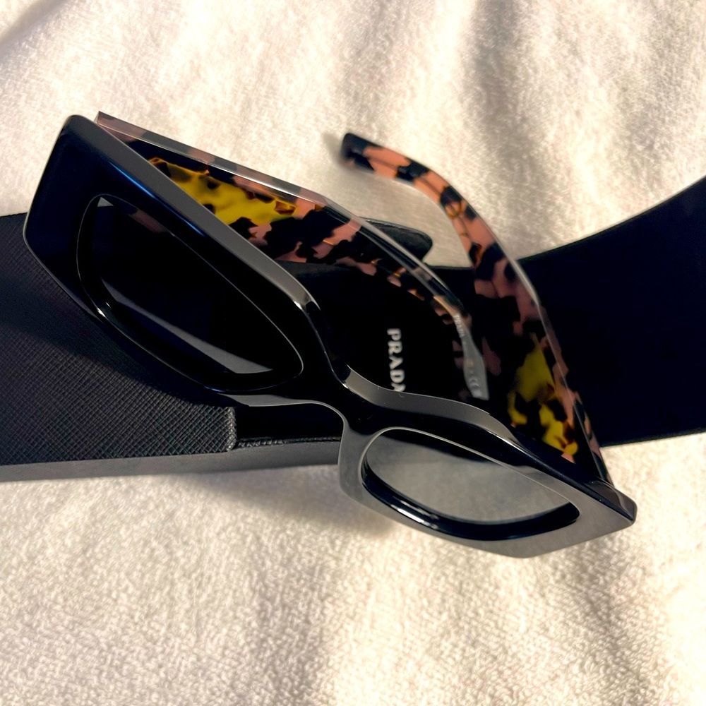 PRADA DESIGNER SUNGLASSES